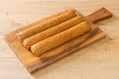 Kızarmış Çin balık köftesi ya da tahta üzerinde balık köftesi.