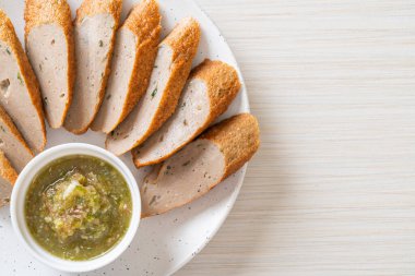 Kızarmış Çin balık köftesi ya da baharatlı deniz ürünleri sosuyla dilimlenmiş balık köftesi.