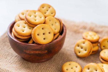 Hindistan cevizli bisküvi ve ananas reçeli.