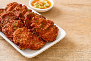 Kızarmış balık köftesi ya da kızarmış balık keki. Asya usulü.