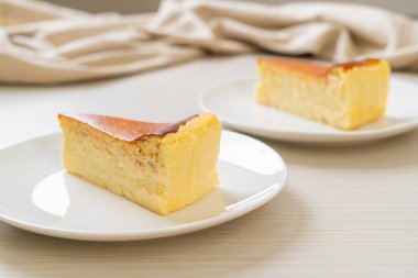 Beyaz tabakta ev yapımı cheesecake.