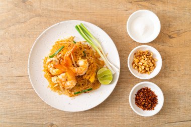 Vermicelli Pad Thai veya Tayland usulü karidesli kızartılmış vermicelli.
