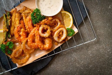 Kızarmış deniz ürünleri (karides ve mürekkep balığı) ve sebze karışımı - sağlıksız gıda tarzı