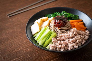 Kore baharatlı soğuk erişte - bibim makguksu ya da bibim guksu - Kore yemek tarzı