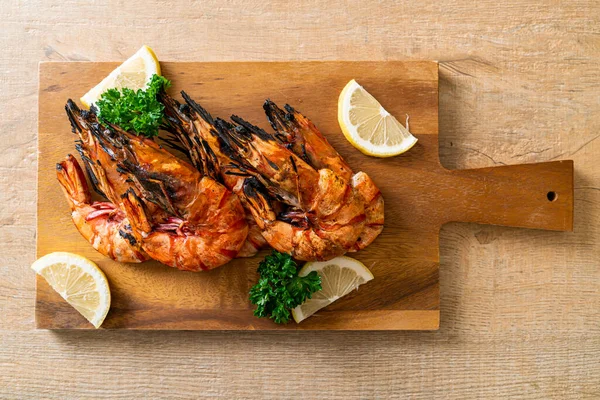 Grilled Tiger Prawns Shrimps Lemon Wood Board — Stock Photo, Image