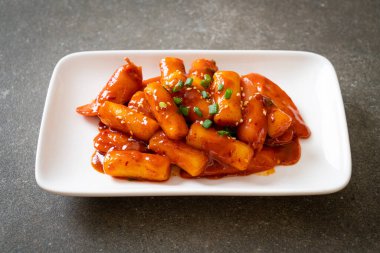 Baharatlı sosisli Kore pirinç keki çubuğu (Tteokbokki) - Kore yemeği tarzı