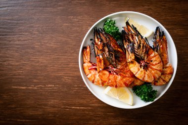 Izgara kaplan karidesi ya da limonlu karides.