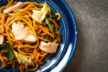 Tavuklu kızarmış yakisoba eriştesi Asya usulü.