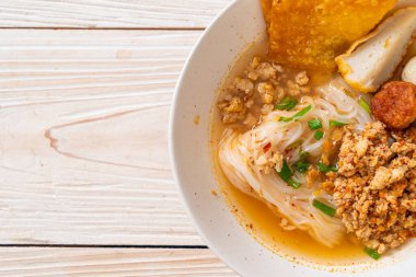 Balık köfteli baharatlı erişte ve kıymalı domuz eti (Tom Yum Erişte) - Asya yemeği tarzı