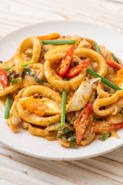 Kızarmış kalamar ya da ahtapotu tuzlu yumurtayla karıştırın - Asya yemeği tarzı