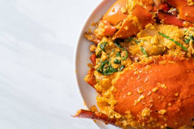 Köri tozuyla kızartılmış yengeç - Deniz ürünleri tarzı