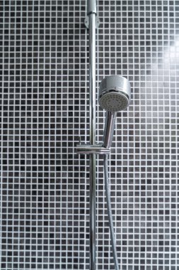 Banyoda yakın çekim duş başlığı.