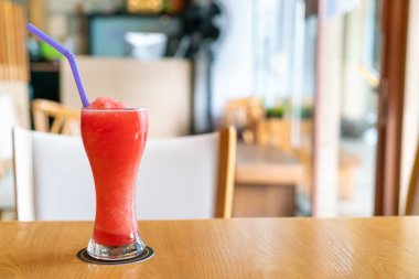 Kafe restoranında karpuz karışımı smoothie bardağı
