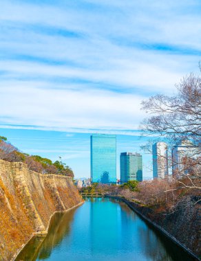 Osaka 'da Osaka Şatosu' nun etrafında nehir olan bir bina.