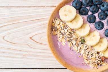 Yoğurt ya da yoğurtlu smoothie kasesi, böğürtlen, muz ve granola.