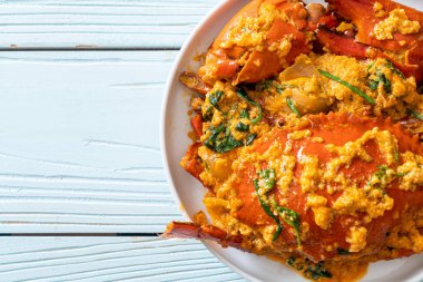 Köri tozuyla kızartılmış yengeç - Deniz ürünleri tarzı