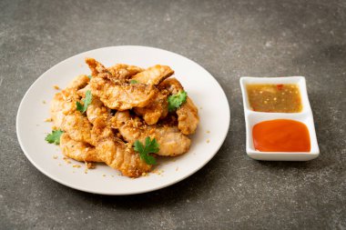 Tabakta sarımsaklı kızarmış balık.