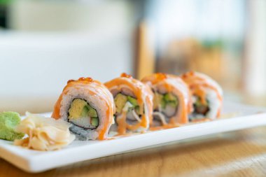 Japon usulü soslu somon dürümü suşi.