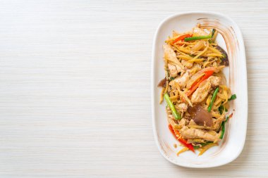 Zencefilli kızarmış tavuk. Asya usulü.