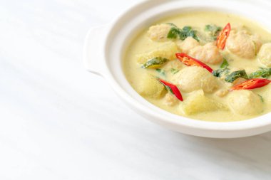 Kıymalı yeşil köri çorbası ve kasede köfte. Asya usulü.