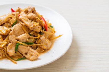 Zencefilli kızarmış tavuk. Asya usulü.