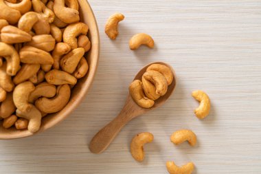 Tahta kasede fındık ve fotokopi alanı.