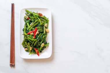 Karıştırılmış Çin Sabah Zaferi ya da Su Ispanağı - Asya usulü