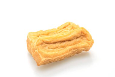 Kızarmış tofu beyaz arka planda izole edilmiş - vejetaryen ve vejetaryen yemek tarzı