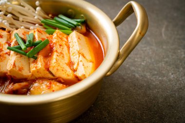 Yumuşak Tofulu Kimchi Çorbası veya Kore Kimchi Güveci - Kore Yemekleri Geleneksel Tarzı