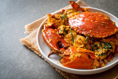 Köri tozuyla kızartılmış yengeç - Deniz ürünleri tarzı