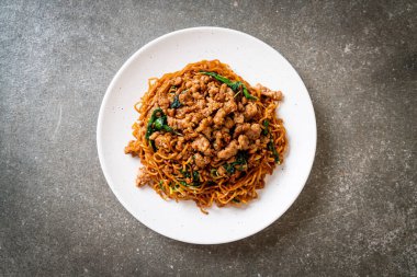 Tayland fesleğeni ve kıymalı kızarmış erişte Asya usulü.