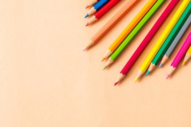 Kağıt arkaplanda kopyalama alanı olan renkli kalem