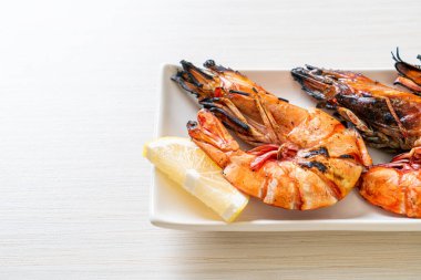 Izgara kaplan karidesi ya da limonlu karides.