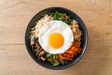 Bibimbap, Kore baharatlı salata pilav ve sahanda yumurta. Geleneksel Kore yemeği tarzı.