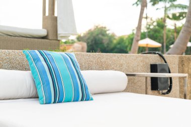 Sahile yakın köşkte rahat bir yastık - seyahat ve tatil konsepti