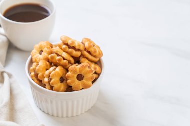 Hindistan cevizli bisküvi ve ananas reçeli.