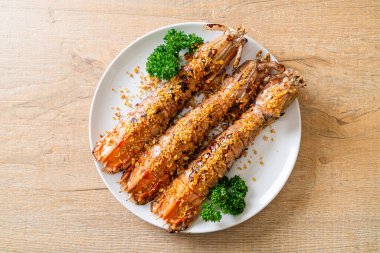 Beyaz tabakta sarımsaklı Mantid Karidesi Karıştır