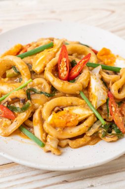 Kızarmış kalamar ya da ahtapotu tuzlu yumurtayla karıştırın - Asya yemeği tarzı