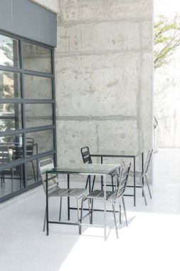 Kafe restoranında boş bir iskemle ve iskemle.