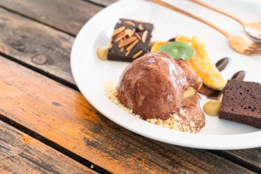 Çikolatalı kek ve beyaz tabakta karamelli muz.