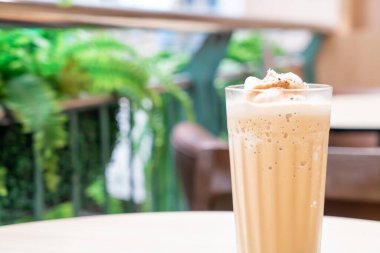 Kahve dükkanında ve restoranda kahveye karıştırılmış espresso.