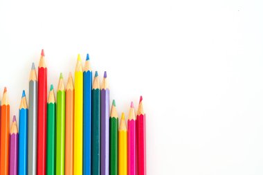 Kopyalama alanı olan beyaz arkaplan üzerindeki renk kalemi