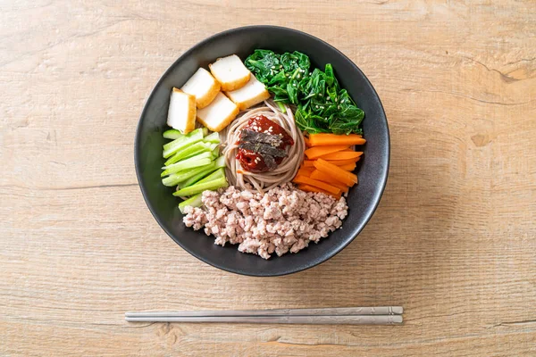 Macarrão Frio Picante Coreano Bibibim Makguksu Bibibim Guksu Estilo Comida — Fotografia de Stock