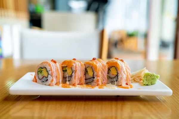 Sushi Rolo Salmão Com Molho Cima Estilo Comida Japonesa — Fotografia de Stock