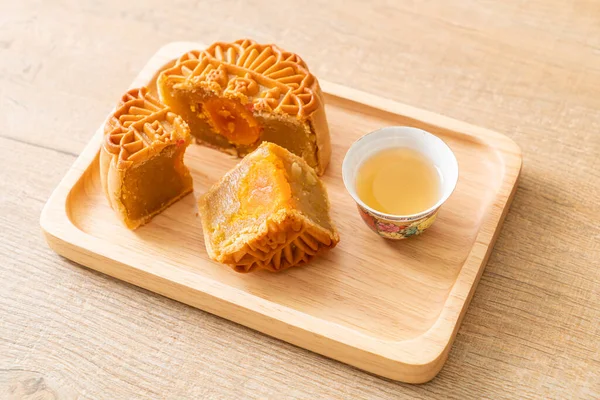 Chinesischer Mondkuchen Durian Und Eigelb Mit Tee Auf Holzteller — Stockfoto