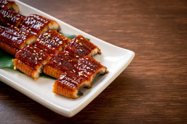 Dilimlenmiş yılan balığı ya da soslu ızgara unagi (Kabayaki) - Japon yemeği tarzı.