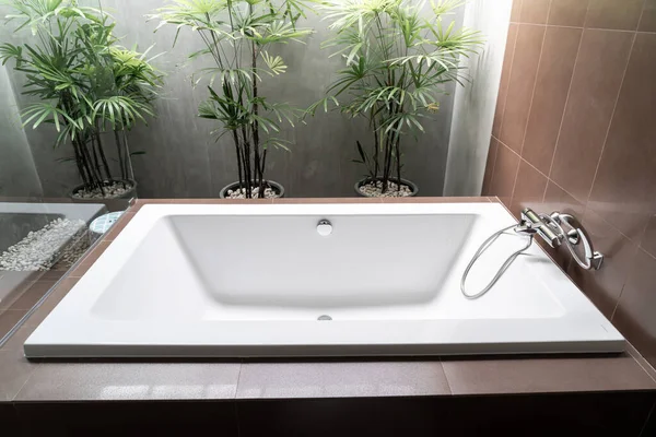 Banyonun içinde beyaz küvet dekorasyonu.