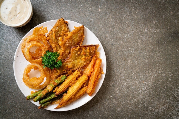 жареные овощи (лук, морковь, кукуруза, тыква) или темпура - вегетарианский стиль питания