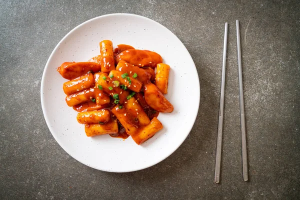 Palillo Pastel Arroz Coreano Con Salchicha Salsa Picante Tteokbokki Estilo — Foto de Stock