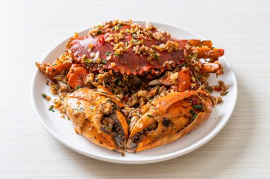 Baharatlı Tuz ve Biberli Kızarmış Yengeç - Deniz ürünleri tarzı